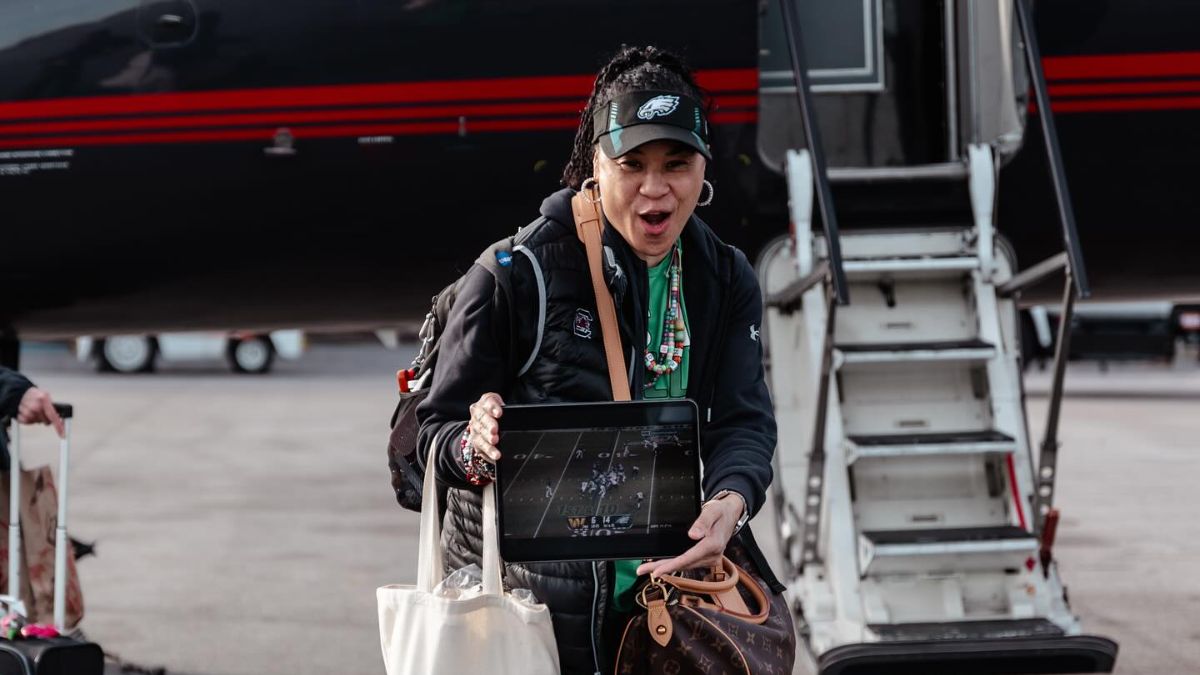 South Carolina Gamecocks Coach Dawn Staley Lost Both Of Her Parents Between The Time Span Of 11 Years